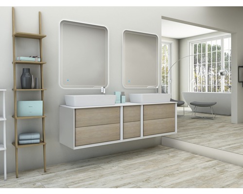 Badezimmer mit Doppelwaschtisch, Spiegeln und Regal