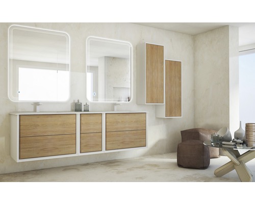 Helles Badezimmer mit Waschtischunterschrank, Spiegelschrank und zwei beleuchteten Spiegeln