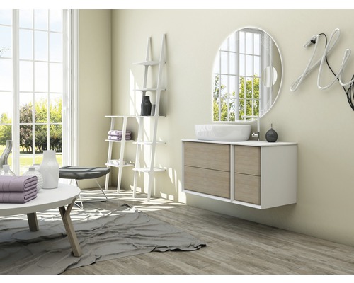 Badezimmer Interieur mit Waschtisch, Spiegel, Regal und Dekorationen in hellem Design.