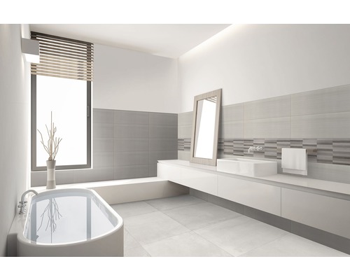 Badezimmer mit Badewanne, Waschtisch, Spiegel und Fenster mit Jalousie
