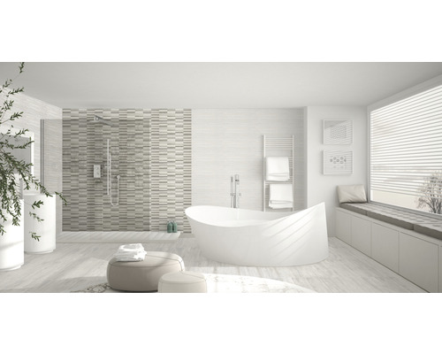 Helles Badezimmer mit Dusche, Badewanne und Fensterplatz