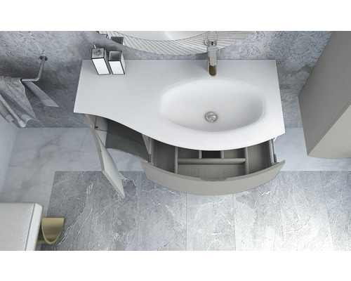 Badezimmer mit Waschbeckenunterschrank, Spiegel und Armaturen