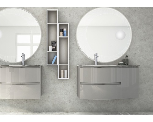 Badezimmer mit zwei Waschtischen, Spiegeln und Regal