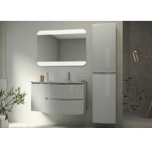 Badezimmeransicht mit Waschtisch, Spiegelschrank und Hochschrank für Badezimmerausstattung.