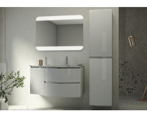 Badezimmeransicht mit Waschtisch, Spiegelschrank und Hochschrank für Badezimmerausstattung.