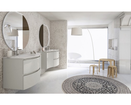 Helles Badezimmer mit Waschtischen, Spiegeln, Teppich und Dekorationen.