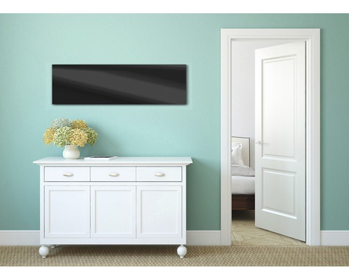 Heller Raum mit Kommode, Dekoration und geöffneter Tür