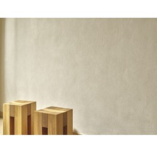 Zwei Hockersessel aus Holz vor einer Wand