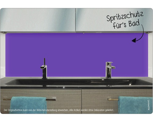 Badezimmer mit Waschbecken, Armaturen und Spritzschutz