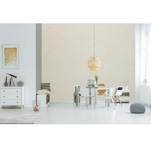 Heller Raum mit Esstisch, Stühlen, Kommode und Dekorationen für ein stilvolles Ambiente.