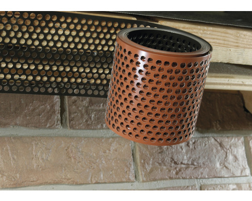 Perforiertes Lüftungsband aus Kunststoff.