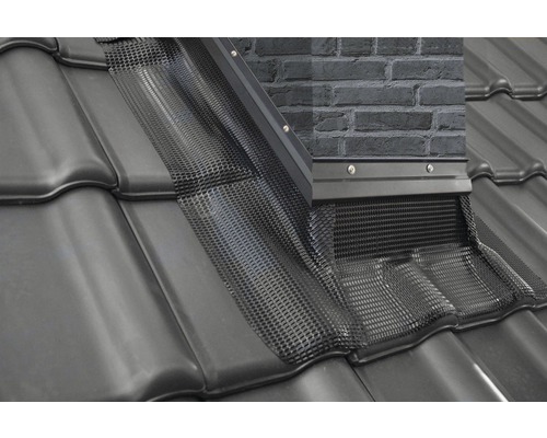 Dachziegel mit Vogelschutzgitter am Schornstein