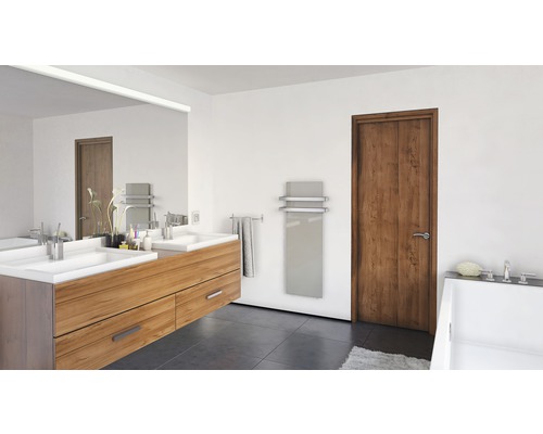 Helles Badezimmer mit Doppelwaschtisch, Heizkörper und Holztür