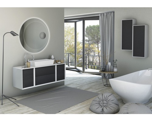 Helles Badezimmer mit Waschtisch, Spiegel, Badewanne und Fenster zum Balkon