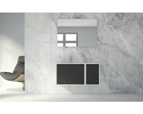 Modernes Badezimmer mit Waschbeckenunterschrank, Spiegel und Sessel