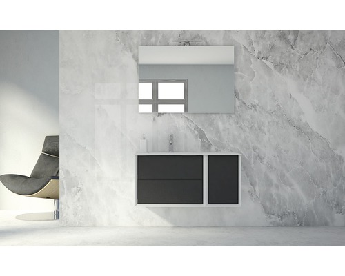 Badezimmer mit Waschtisch, Spiegel und Sessel