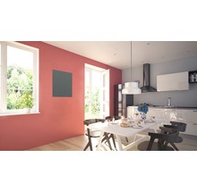 Helle Küche mit Esstisch, Stühlen, Küchenzeile und Fenster