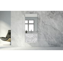 Modernes Badezimmer mit Waschbeckenunterschrank, Spiegel und Armatur vor einer Marmorwand