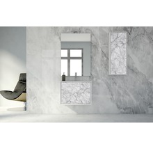 Badezimmer Szene mit Waschtischunterschrank, Spiegel und Hochschrank im Marmor Design