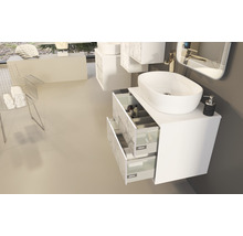 Modernes Badezimmer mit Waschtisch, Aufsatzwaschbecken und offenen Schubladen
