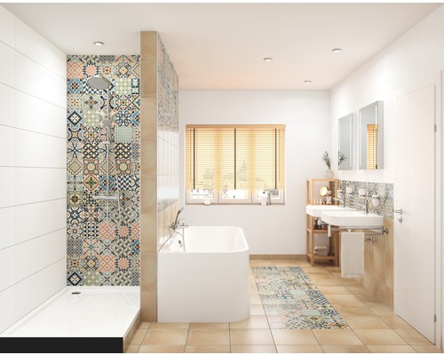 Badezimmer mit Dusche, Badewanne, zwei Waschbecken, Spiegeln und gemusterten Fliesen