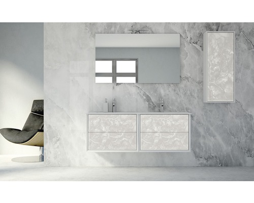 Modernes Badezimmer mit Waschtisch, Spiegel und Hängeschrank