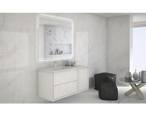 Badezimmer mit beleuchtetem Spiegel, Waschbeckenunterschrank und Beistelltisch