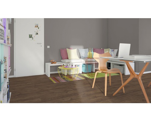 Heller Raum mit Laminatboden, Schreibtisch, Stuhl und Sitzgelegenheit