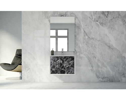 Badezimmer mit Waschtisch, Spiegel und Marmoroptik