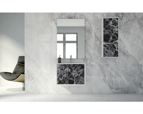 Modernes Badezimmerensemble mit Marmorwaschtischunterschrank, Spiegel und Hängeschrank