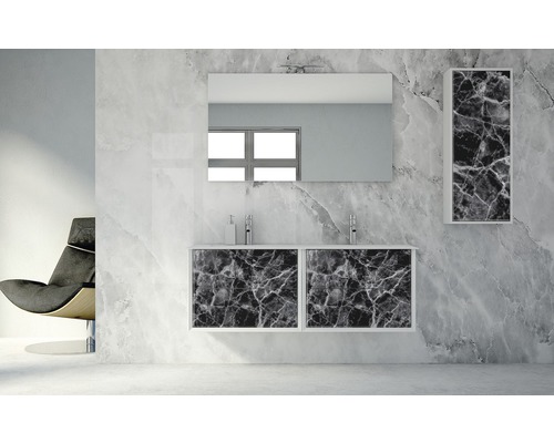 Badezimmer mit Waschtischunterschrank, Spiegel, Spiegelschrank und Sessel vor Marmorwand