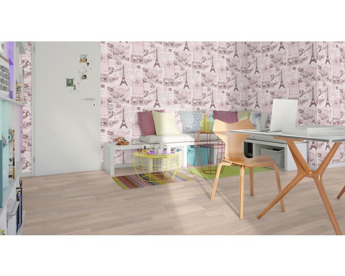 Helles Zimmer mit Paris-Motivtapete, Schreibtisch und Sitzgelegenheit