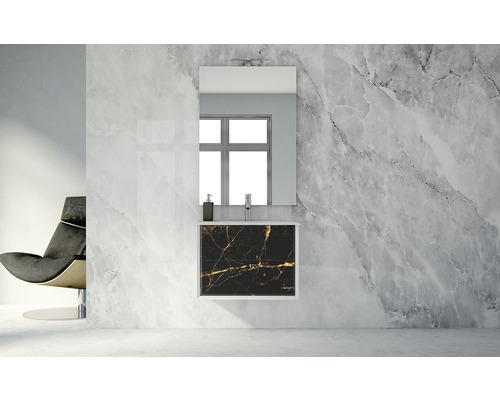 Badezimmer mit Waschtisch, Spiegel und schwarzer Marmorplatte