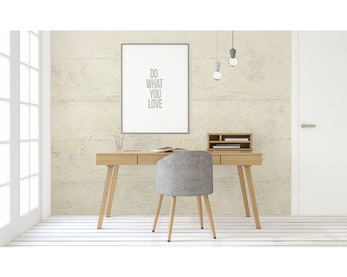 Heller Arbeitsbereich mit Schreibtisch, Stuhl und Wanddekoration