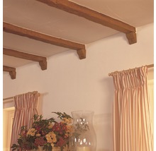 Innenraum mit Holzbalkendecke, Vorhängen und Blumendekoration