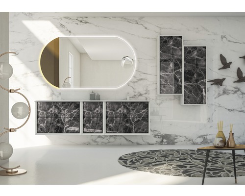 Modernes Badezimmer mit Marmorwand, Waschtischunterschrank, Spiegel und Dekoration
