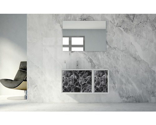 Badezimmer mit Waschbeckenunterschrank, Spiegel und Sessel
