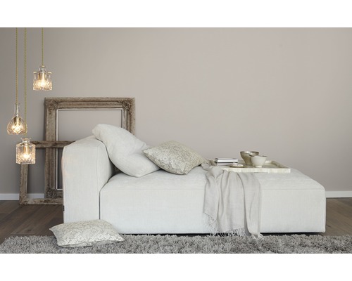 Wohnzimmer mit Sofa, Kissen, Teppich, Tisch und Pendelleuchten