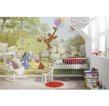 Kinderzimmer mit Winnie Puuh Tapete, Kinderbett und Schaukelstuhl