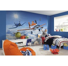 Kinderzimmer mit Flugzeugtapete und spielendem Kind