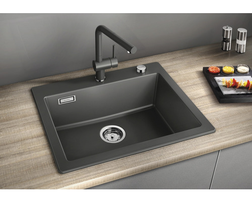 Spüle aus Verbundmaterial mit Wasserhahn auf einer Arbeitsplatte