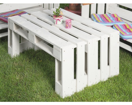 Gartentisch aus Holzpaletten auf Rasen