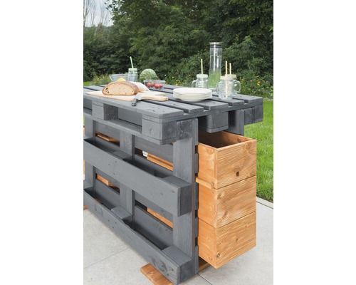 Palettenbartisch mit Brot, Obst und Getränken im Garten