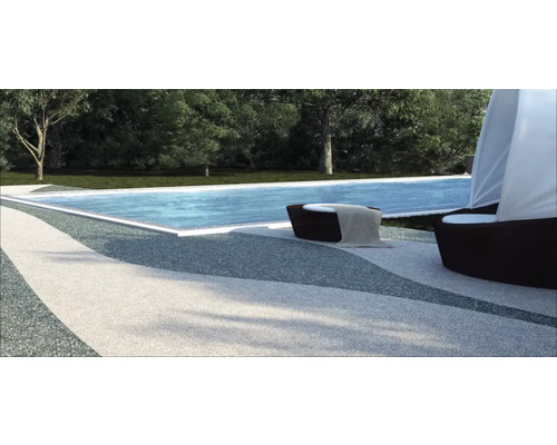 Poolbereich mit Liegen und dekorativem Steinteppichboden