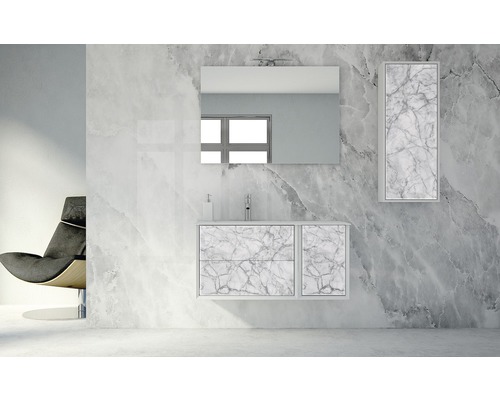 Modernes Badezimmer mit Marmorwand, Waschtisch, Spiegel und Hängeschrank