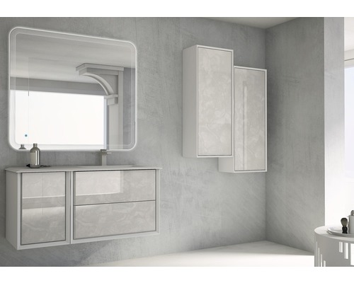 Badezimmer mit Waschbeckenunterschrank, Spiegelschrank und zwei Hängeschränken
