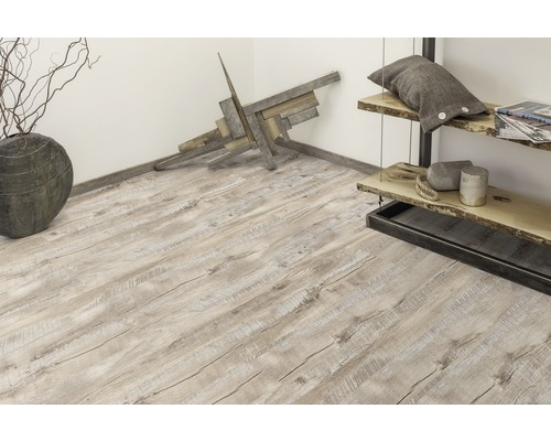 Innenraum mit hellem Laminatboden in Holzoptik, Regal und Dekorationen.