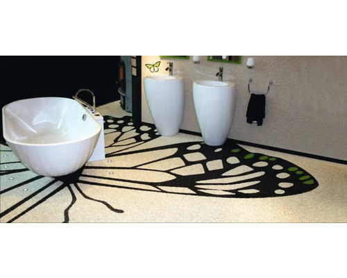 Badezimmer mit freistehender Badewanne, Waschbecken und Boden im Schmetterlingsdesign