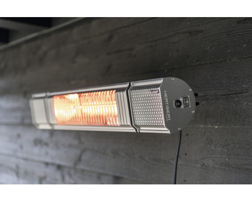 Wandheizstrahler für den Außenbereich mit Infrarottechnik an einer Holzwand montiert