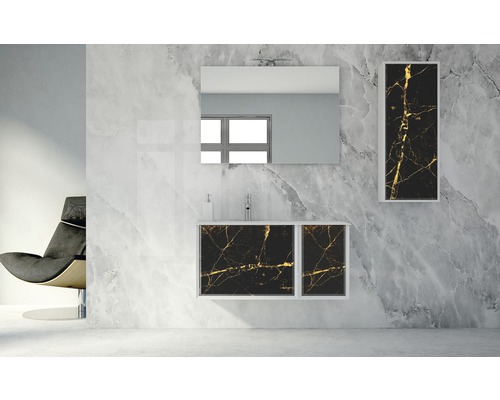 Badezimmer mit Waschtischunterschrank, Spiegelschrank und Spiegel